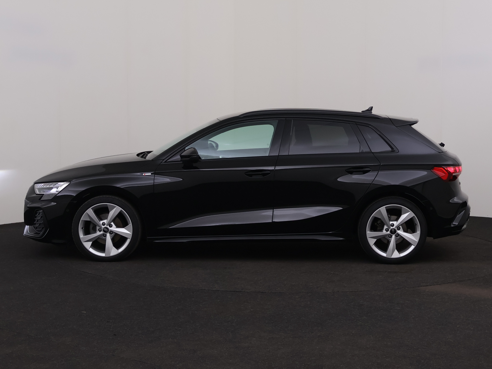 Audi A3 Sportback 1.5 DSG – foto 2 – kavel bij Antwerp Auctions, Aartselaar