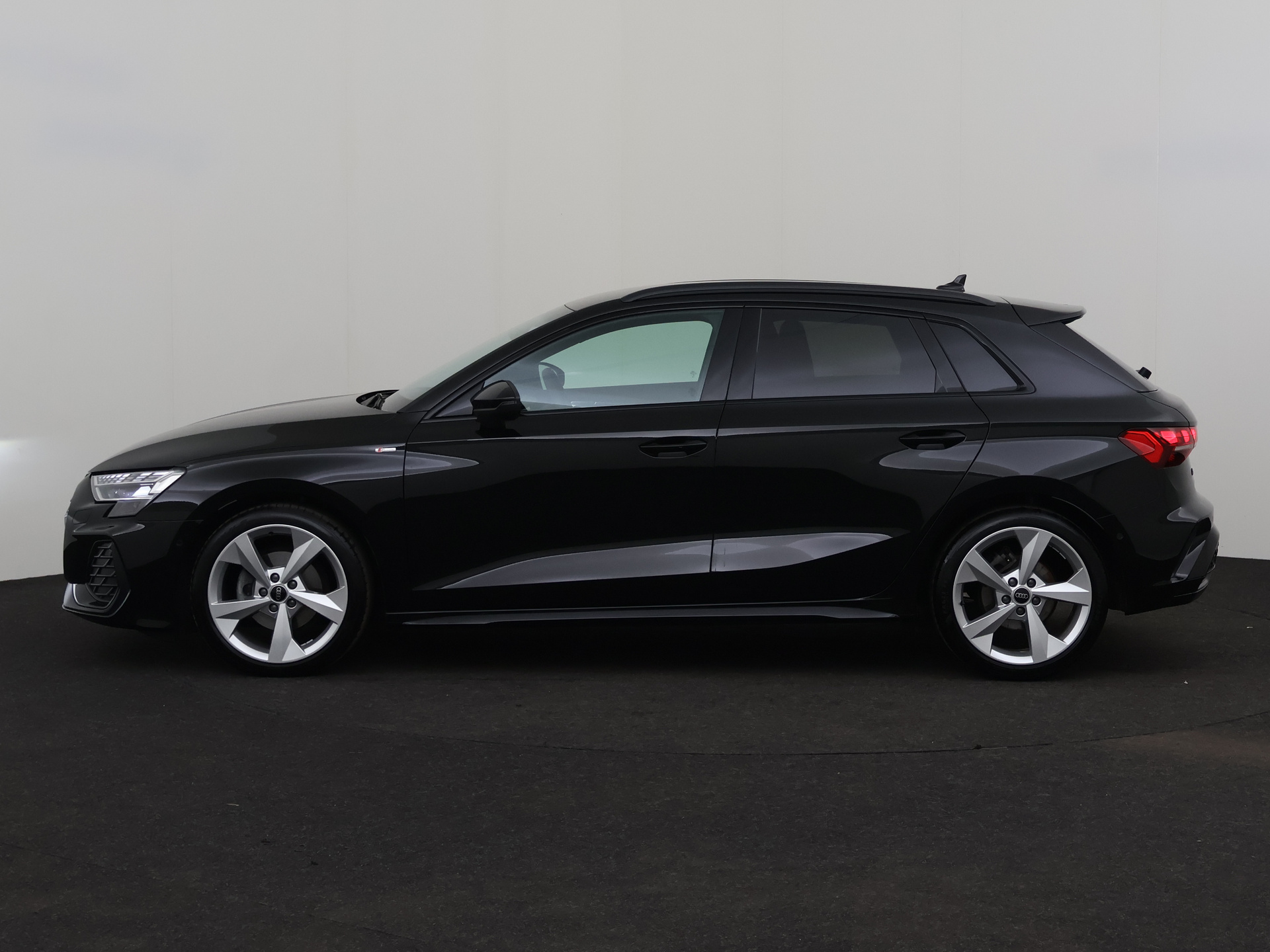 Audi A3 Sportback 1.5 DSG – foto 2 – kavel bij Antwerp Auctions, Aartselaar