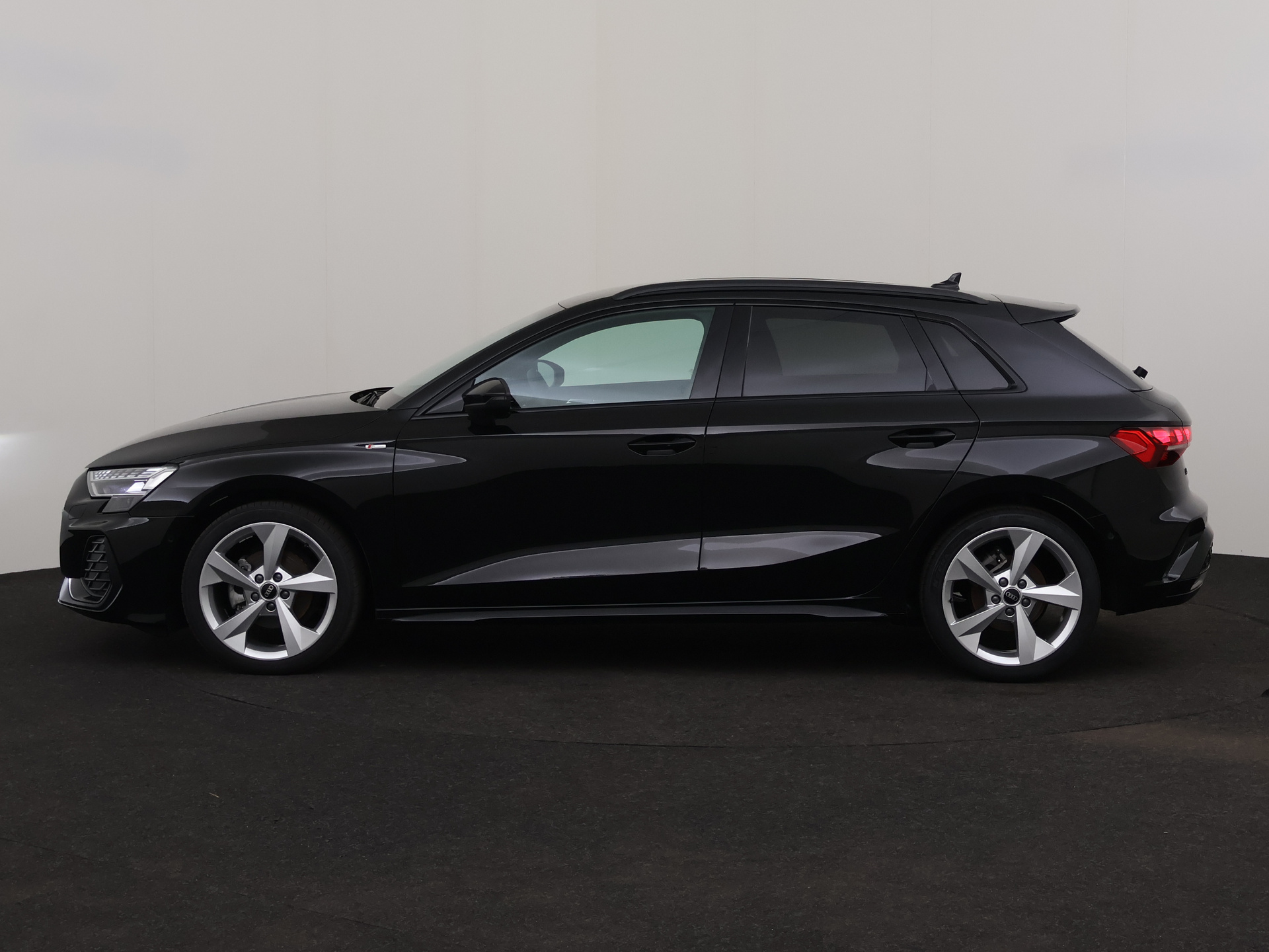 Audi A3 Sportback 1.5 DSG – foto 2 – kavel bij Antwerp Auctions, Aartselaar