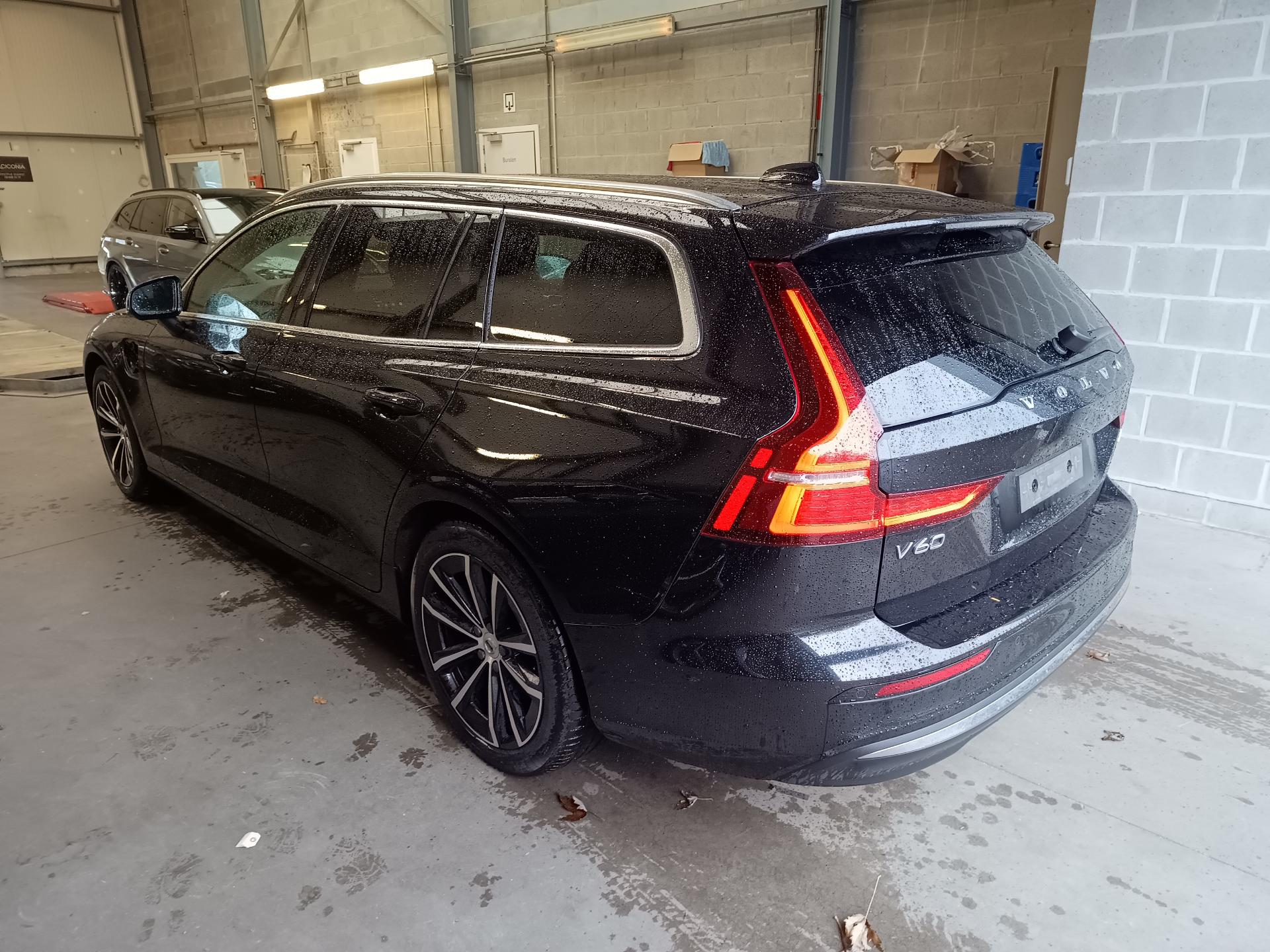 Volvo V60 2.0 AT – foto 2 – kavel bij Antwerp Auctions, Aartselaar