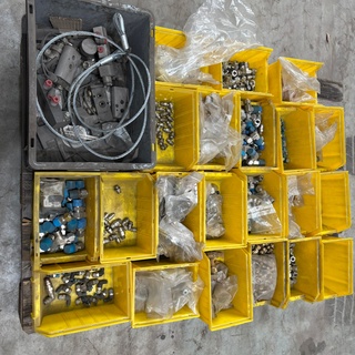 Afbeelding van Pallet met gele bakjes en 1 grijze