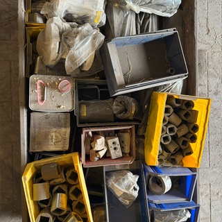 Afbeelding van kist met gele bakken met van alles wat