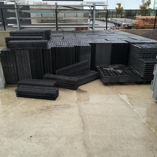 Afbeelding van Partij honingraat filterkratten voor een vijver . 81 stuks  50x50x90  Gebruikt in goede staat