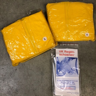 Afbeelding van 20 gele regen pakken en 100 setjes transparante regenschoenen.