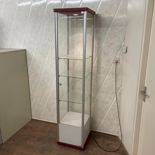 Afbeelding van vitrinekast