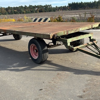 Afbeelding van Tweeassige plateauwagen met stalen vloer