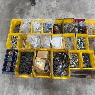 Afbeelding van pallet met gele bakken en 1 rode en 1 blauwe