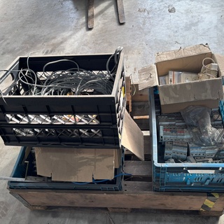 Afbeelding van pallet met vanalles nog wa met blauwe rol draad