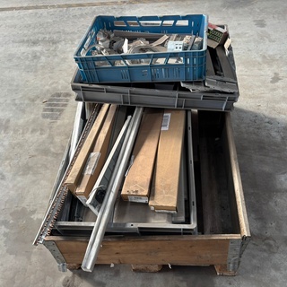 Afbeelding van pallet met vannalles wat + lange bruine dozen