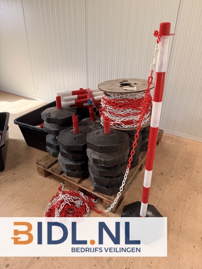 Complete set rood-witte afzetpalen met voetplaten en kettingen. Ideaal voor bouw, evenementen of parkeerbeheer.