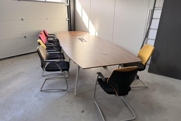 Afbeelding van Vergadertafel met 10 vergaderstoelen – houtlook blad