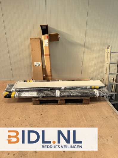 aluminium profielen partij, montageprofielen nieuw, EV-GO kunststof paal, constructie aluminium profielen, zonnepaneel montageprofielen.