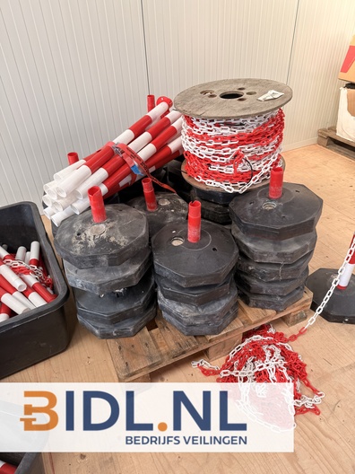 Complete set rood-witte afzetpalen met voetplaten en kettingen. Ideaal voor bouw, evenementen of parkeerbeheer.