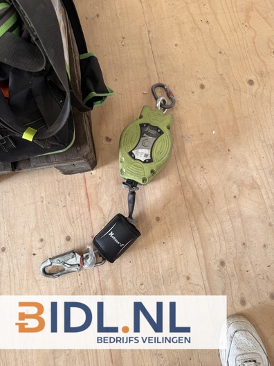 Complete partij valbeveiliging met harnassen, touwen en valblok. Professionele merken, deels gekeurd tot 2025/2026.