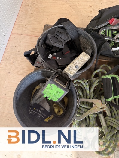 Complete partij valbeveiliging met harnassen, touwen en valblok. Professionele merken, deels gekeurd tot 2025/2026.