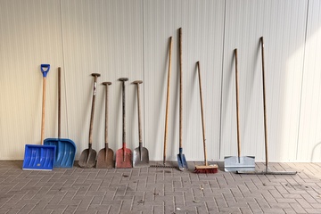 Afbeelding van Partij Handgereedschap –  Schoppen, Bezem, Sneeuwschuivers en Trekker