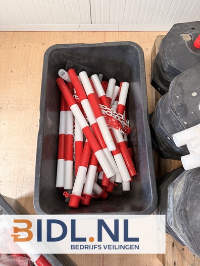 Complete set rood-witte afzetpalen met voetplaten en kettingen. Ideaal voor bouw, evenementen of parkeerbeheer.