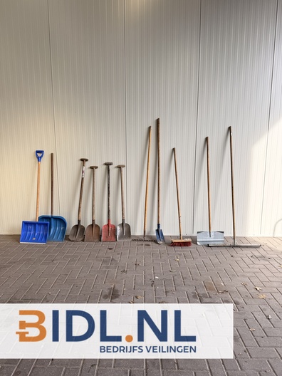 partij handgereedschap, schoppen en bezems, sneeuwschuivers bouwplaats, vloertrekker tweedehands, terreinonderhoud gereedschap.