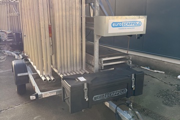 Afbeelding van EuroScaffold steigeraanhanger compleet – aluminium rolsteiger met platformen en opbergkast