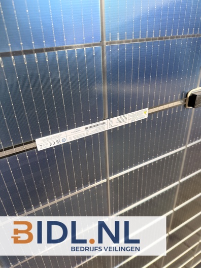 Nieuw JA Solar zonnepaneel 440 Wp. Monokristallijn half-cut met MC4-aansluitingen. Hoog rendement en lange levensduur.