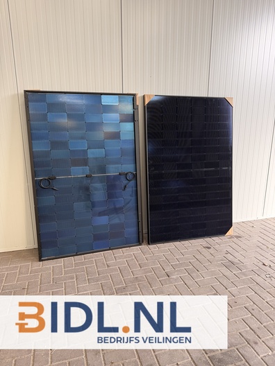 Nieuw monokristallijn zonnepaneel van circa 440 Wp. Half-cut cellen, zwart frame, hoog rendement en direct klaar voor installatie.