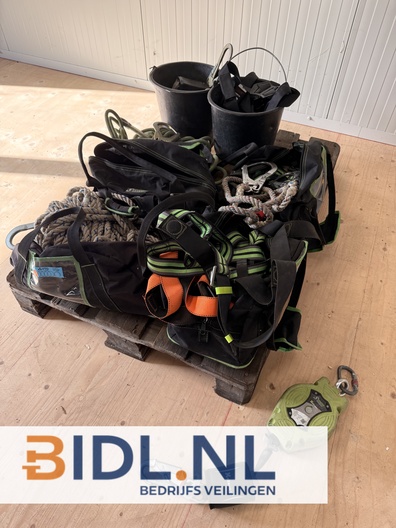 Complete partij valbeveiliging met harnassen, touwen en valblok. Professionele merken, deels gekeurd tot 2025/2026.