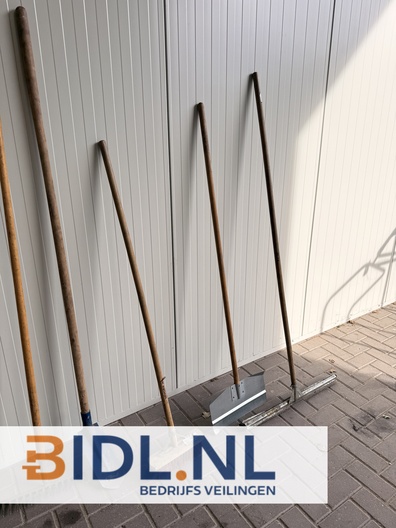 partij handgereedschap, schoppen en bezems, sneeuwschuivers bouwplaats, vloertrekker tweedehands, terreinonderhoud gereedschap.