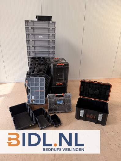 Partij van ± 40 gereedschapskoffers, sorteerkoffers en stapelbakken. Ideaal voor organisatie van materiaal en gereedschap.