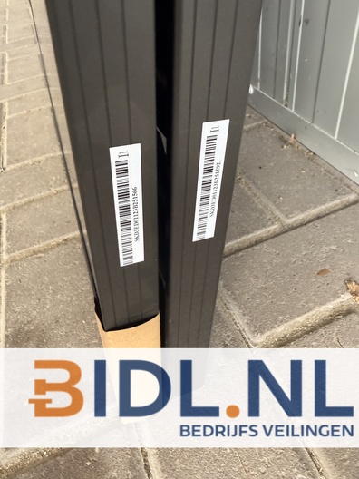 Nieuw monokristallijn zonnepaneel van circa 440 Wp. Half-cut cellen, zwart frame, hoog rendement en direct klaar voor installatie.