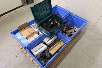 Afbeelding van Partij diverse gereedschappen, accessoires en elektronica – gemengde inhoud in kunststof bakken