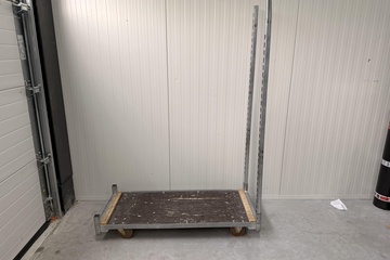 Afbeelding van Stalen transportkar op zwenkwielen met opstaande staanders