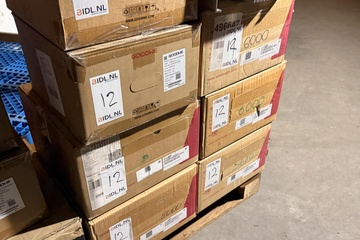 Afbeelding van geopende zonnepaneelomvormers – GoodWe & SolarEdge – deels nieuw / deels gebruikt