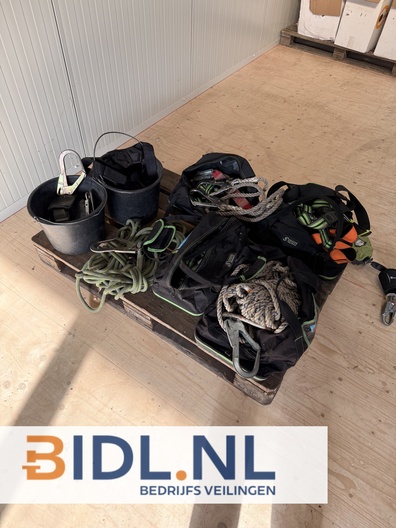 Complete partij valbeveiliging met harnassen, touwen en valblok. Professionele merken, deels gekeurd tot 2025/2026.