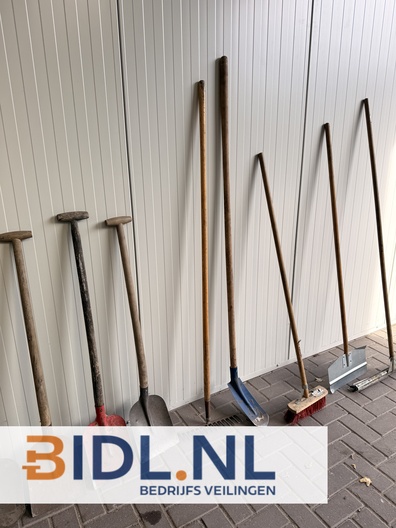 partij handgereedschap, schoppen en bezems, sneeuwschuivers bouwplaats, vloertrekker tweedehands, terreinonderhoud gereedschap.