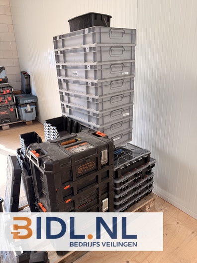 Partij van ± 40 gereedschapskoffers, sorteerkoffers en stapelbakken. Ideaal voor organisatie van materiaal en gereedschap.