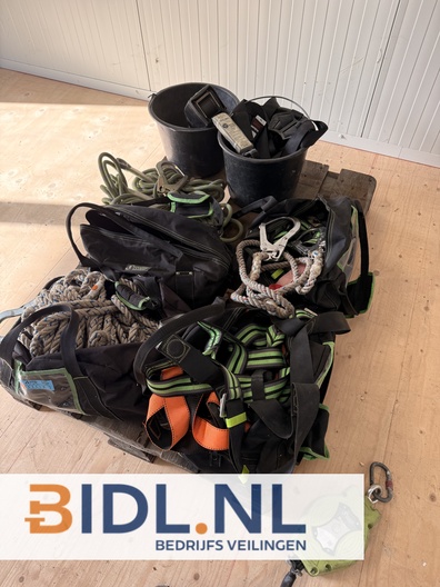 Complete partij valbeveiliging met harnassen, touwen en valblok. Professionele merken, deels gekeurd tot 2025/2026.