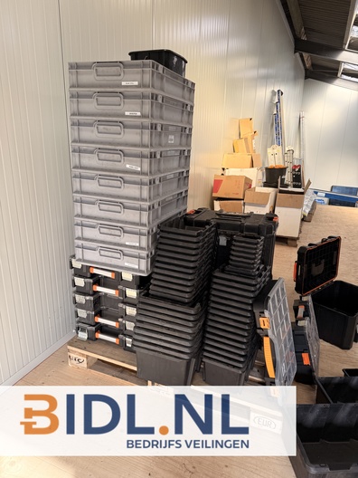 Partij van ± 40 gereedschapskoffers, sorteerkoffers en stapelbakken. Ideaal voor organisatie van materiaal en gereedschap.