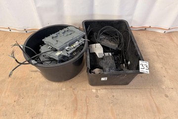 Afbeelding van Partij micro-omvormers en toebehoren in kunststof bakken (diverse types)