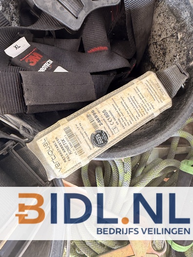 Complete partij valbeveiliging met harnassen, touwen en valblok. Professionele merken, deels gekeurd tot 2025/2026.