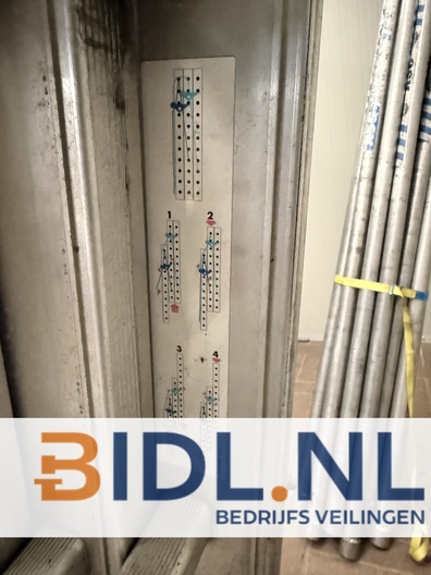 Professionele aluminium schuifladder met 14 meter werkhoogte, 16 sporten per deel, NEN 2484 gecertificeerd.