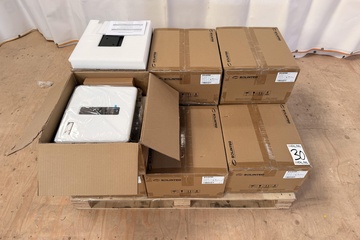 Afbeelding van Pallet Solinteg grid-connected PV omvormers OGS-4.2K, deels geopend