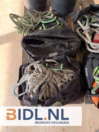 Complete partij valbeveiliging met harnassen, touwen en valblok. Professionele merken, deels gekeurd tot 2025/2026.