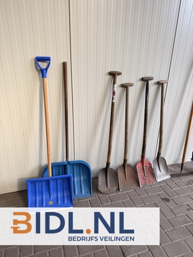 partij handgereedschap, schoppen en bezems, sneeuwschuivers bouwplaats, vloertrekker tweedehands, terreinonderhoud gereedschap.
