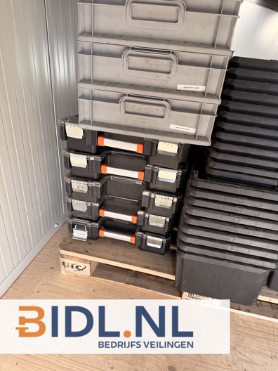 Partij van ± 40 gereedschapskoffers, sorteerkoffers en stapelbakken. Ideaal voor organisatie van materiaal en gereedschap.