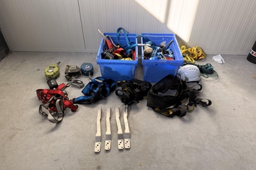 Afbeelding van Partij valbeveiliging en hijsmiddelen – harnassen, valblokken en spanbanden