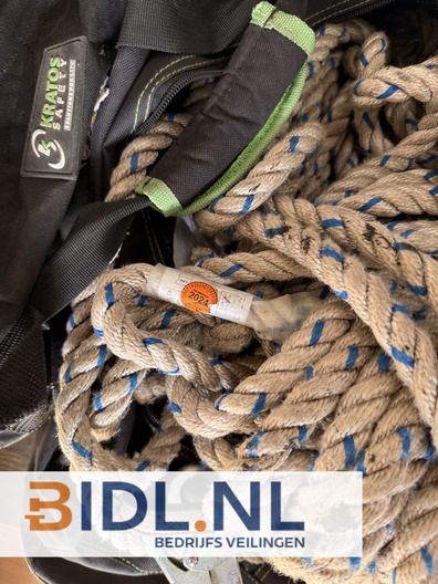 Complete partij valbeveiliging met harnassen, touwen en valblok. Professionele merken, deels gekeurd tot 2025/2026.