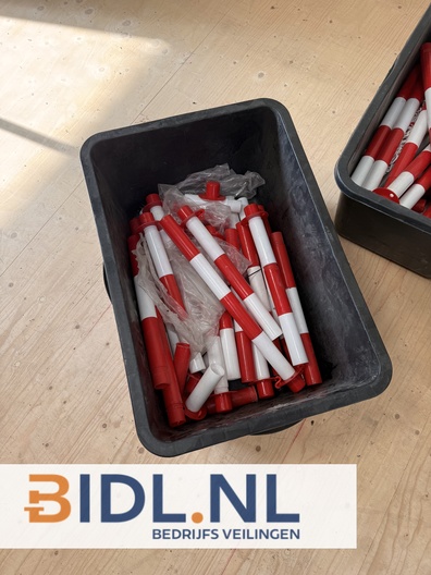 Complete set rood-witte afzetpalen met voetplaten en kettingen. Ideaal voor bouw, evenementen of parkeerbeheer.