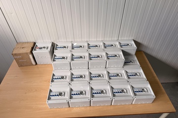 Afbeelding van Partij PV verdelers wandverdeelkasten met installatieautomaten en wandcontactdoos – GACIA / AEG
