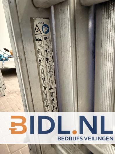 Professionele aluminium schuifladder met 14 meter werkhoogte, 16 sporten per deel, NEN 2484 gecertificeerd.