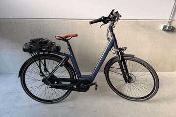 Afbeelding van QWIC elektrische stadsfiets blauw met rood zadel